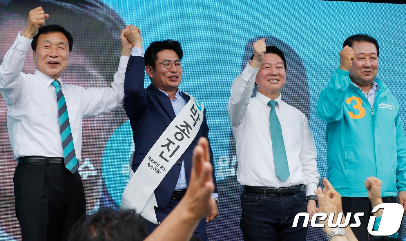 본문 이미지 - 지난 10일 서울 송파구 잠실새내역에서 열린 바른미래당 합동유세에서 손학규 중앙선대위원장(왼쪽부터), 박종진 송파구을 국회의원 후보, 안철수 서울시장 후보, 박주선 공동대표가 지지를 호소하고 있다. 2018.6.10/뉴스1 ⓒ News1 안은나 기자