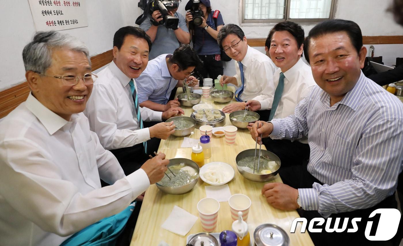 본문 이미지 - 안철수 바른미래당 서울시장 후보와 박종진 송파구 을 국회의원 후보, 당 지도부가 10일 서울 송파구 잠실새내역 인근 냉면집에서 냉면을 먹고 있다. 왼쪽부터 시계방향으로 김동철 원내대표, 손학규 중앙선대위원장, 박 후보, 유승민 공동대표, 안 후보, 박주선 공동대표. 2018.6.10/뉴스1 ⓒ News1 안은나 기자