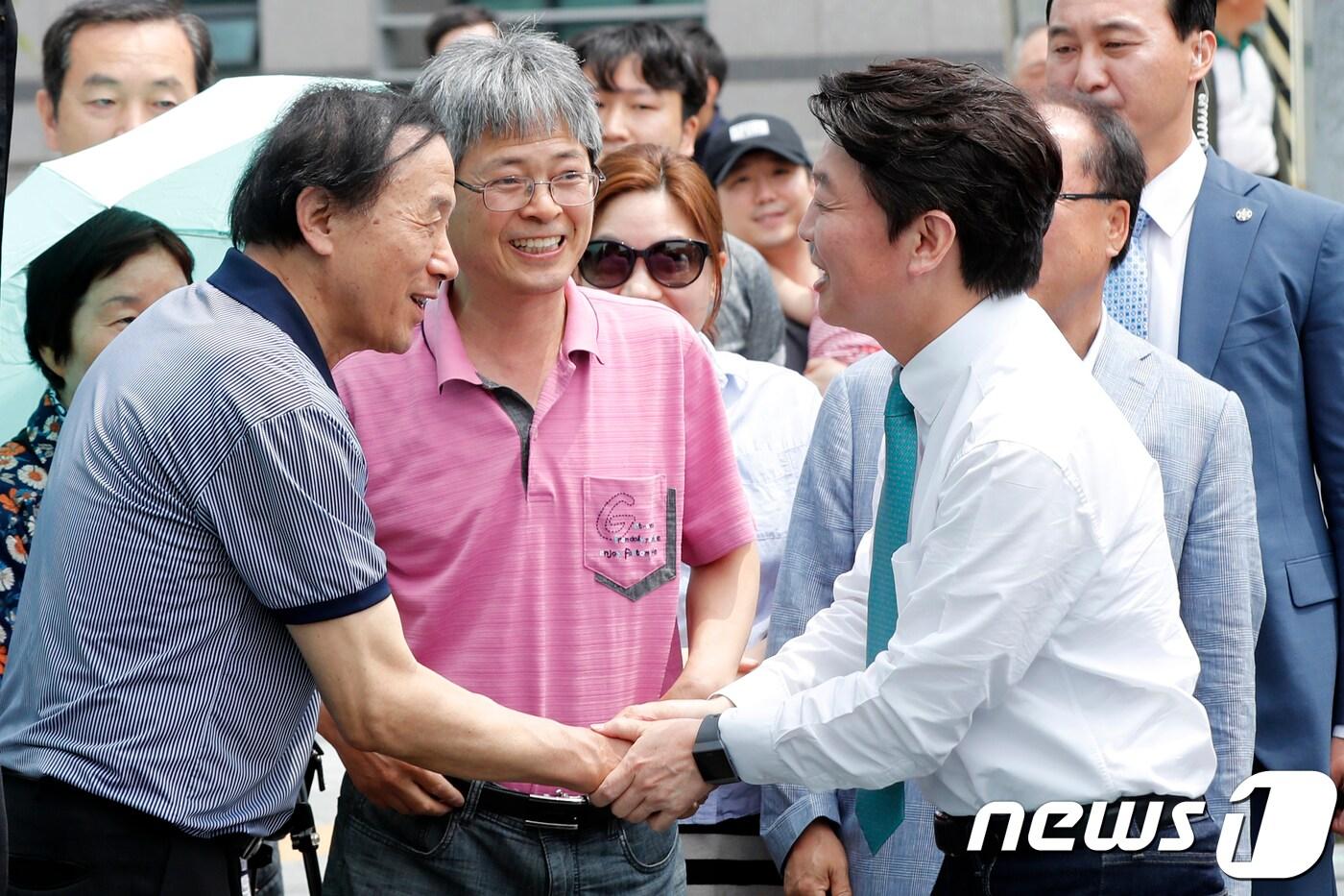 본문 이미지 - 안철수 바른미래당 서울시장 후보가 지난 10일 서울 송파구 잠실새내역에서 열린 합동유세에서 시민들과 악수하고 있다. 2018.6.10/뉴스1 ⓒ News1 안은나 기자