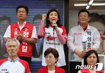 본문 이미지 - 나경원 자유한국당의원이 10일 오후 대전 중구 성심당 맞은편에서 열린 대전지역 지원유세에서 박성효 대전시장후보와 정하길 중구청장후보의 지지를 호소 하고 있다. 2018.6.10/뉴스1 ⓒ News1 주기철 기자