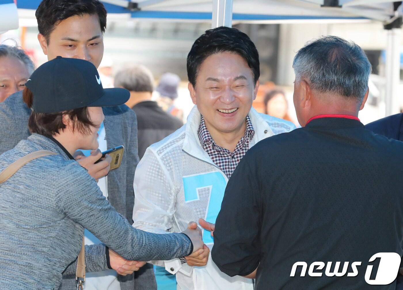 본문 이미지 - 원희룡 무소속 제주도지사 후보가 10일 제주시 시민복지타운에서 열린 한 축제에 참석해 유권자들에게 지지를 호소하고 있다.2018.6.10/뉴스1 ⓒ News1 이석형 기자