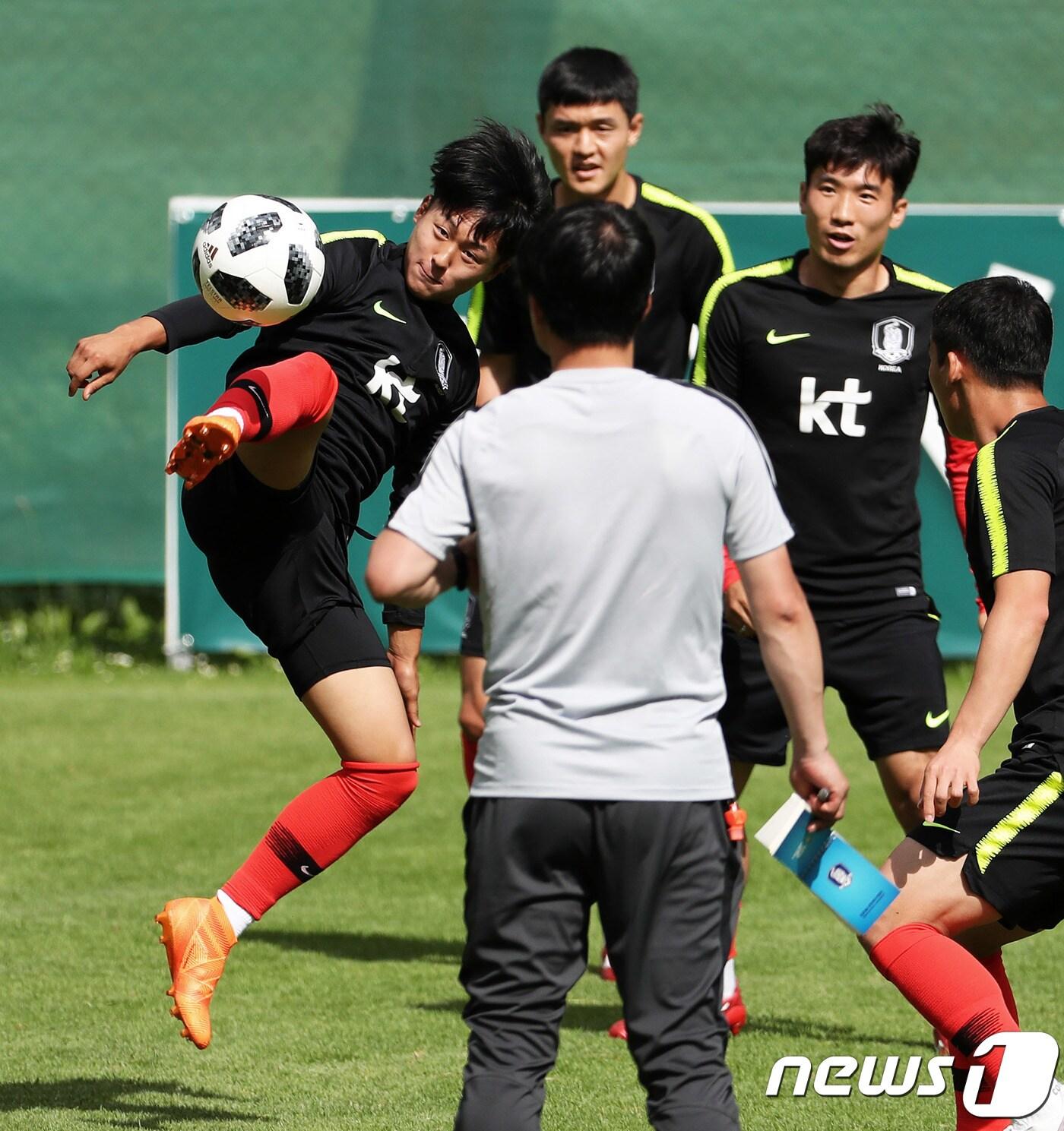 본문 이미지 - 2018 러시아월드컵 축구대표팀 이승우가 세네갈과의 마지막 평가전을 하루 앞둔 10일 오후(현지시간) 오스트리아 레오강(Leogang) 스타인베르그 스타디움에서 열린 사전캠프 마지막 훈련에서 구슬땀을 흘리고 있다. ⓒ News1 오대일 기자