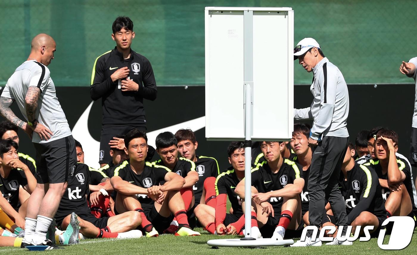 2018 러시아월드컵 축구대표팀 신태용 감독이 1차전 맞상대 스웨덴과 페루의 경기를 관전하고 돌아온 10일 오후(현지시간) 사전 캠프지인 오스트리아 레오강(Leogang) 스타인베르그 스타디움에서 열린 훈련에서 선수 및 코칭스태프를 상대로 전력분석 결과를 설명하고 있다. ⓒ News1 오대일 기자