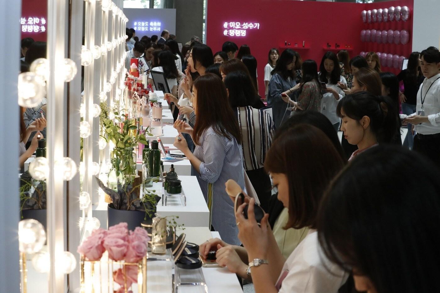 아모레퍼시픽 AP 이노베이션 데이에 참석한 고객들이 아모레퍼시픽 제품을 체험하고 있다. ⓒ News1