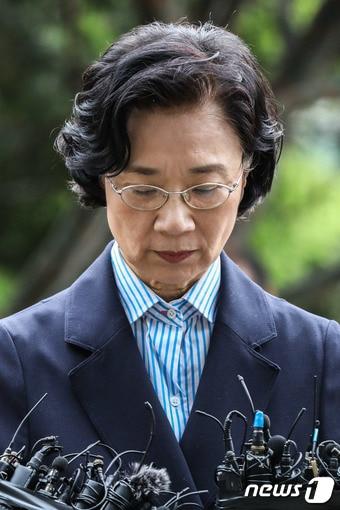 본문 이미지 - 이명희 전 일우재단 이사장이 소환조사를 받기 위해 11일 오전 서울 양천구 서울출입국외국인청으로 출석하고 있다 . 이 전 이사장은 필리핀 가사도우미를 고용하기 위해 대한항공 연수생으로 위장해 입국시킨 혐의를 받고 있다. 2018.6.11/뉴스1 ⓒ News1 성동훈 기자