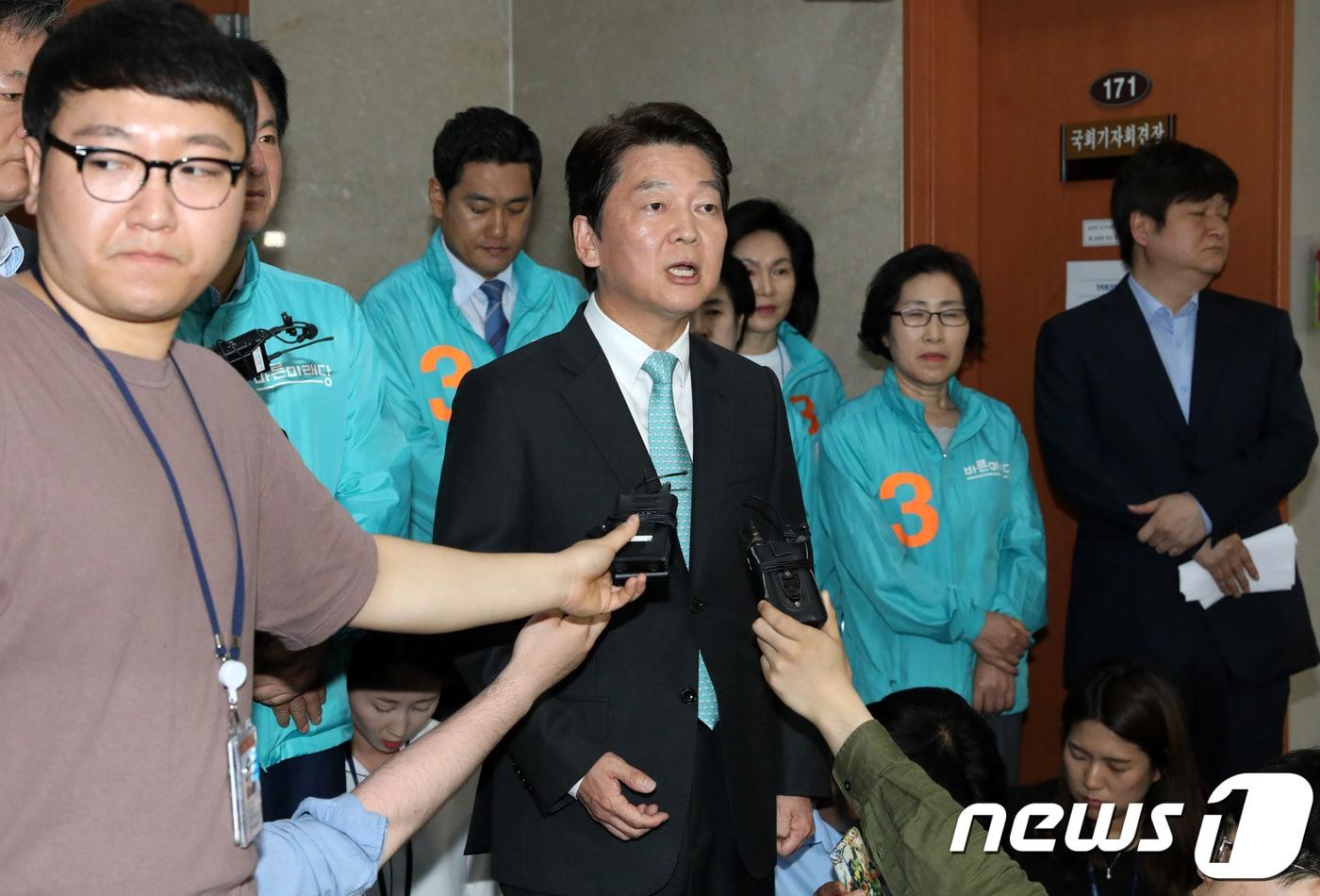 본문 이미지 - 안철수 바른미래당 서울시장 후보가 11일 서울 여의도 국회 정론관에서 기자회견을 마친 뒤 취재진의 질의에 답하고 있다. 2018.6.11/뉴스1 ⓒ News1 안은나 기자