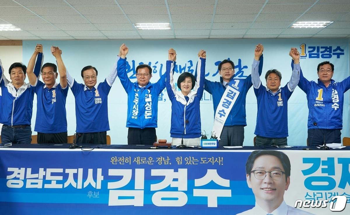 본문 이미지 - 11일 오전 진주을 정당선거사무소에서 열린 더불어민주당 중앙선거대책위원회 회의에서 참석자들이 손을 들어 인사하고 있다. (김경수 캠프 제공)2018.6.11/뉴스1 ⓒ News1 강대한 기자