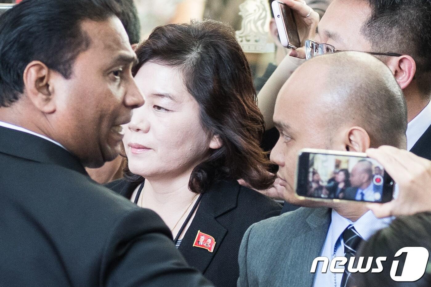 최선희 북한 외무성 부상이 북미정상회담을 하루 앞둔 11일 성김 주 필리핀 미국대사와 실무협의를 마친 후 싱가포르 리츠칼튼 밀레니아호텔을 나서고 있다. 2018.6.11/뉴스1 ⓒ News1 유승관 기자