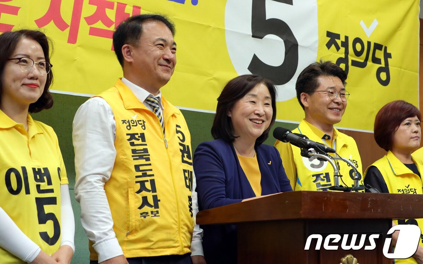 심상정 정의당 공동선대위원장이 11일 전북 전주시 전라북도의회에서 권태홍 전북도지사 후보 등 지역 후보들과 함께 기자회견을 하고 있다.2018.6.11/뉴스1 ⓒ News1 문요한 기자