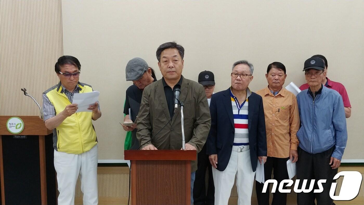 본문 이미지 - 청원·청주상생발전협의회는 11일 청주시청 브리핑룸에서 기자회견을 열고 “더불어민주당 이시종 충북지사 후보와 한범덕 청주시장 후보의 출마에 강력대응하겠다”고 밝혔다. ⓒ News1