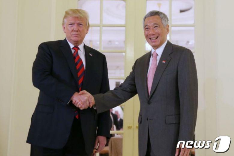 본문 이미지 - 도널드 트럼프 미국 대통령과 리셴룽 싱가포르 총리. ⓒ News1