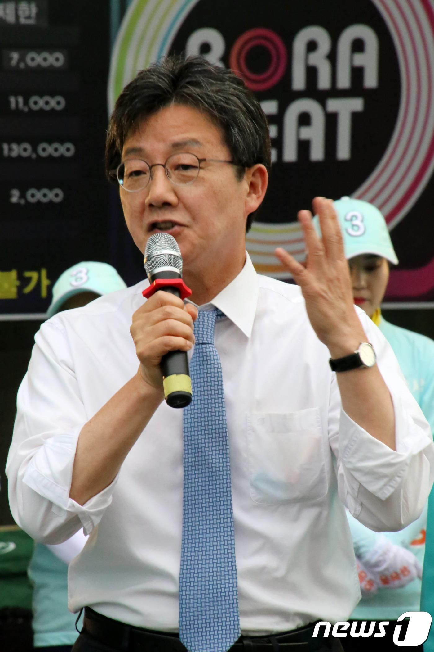 본문 이미지 - 11일 오후 경북 구미역 광장에서 열린 바른미래당 구미지역 합동유세에서 유승민 공동대표가 지원유세를 하고 있다. 2018.6.11/뉴스1 ⓒ News1 정우용 기자