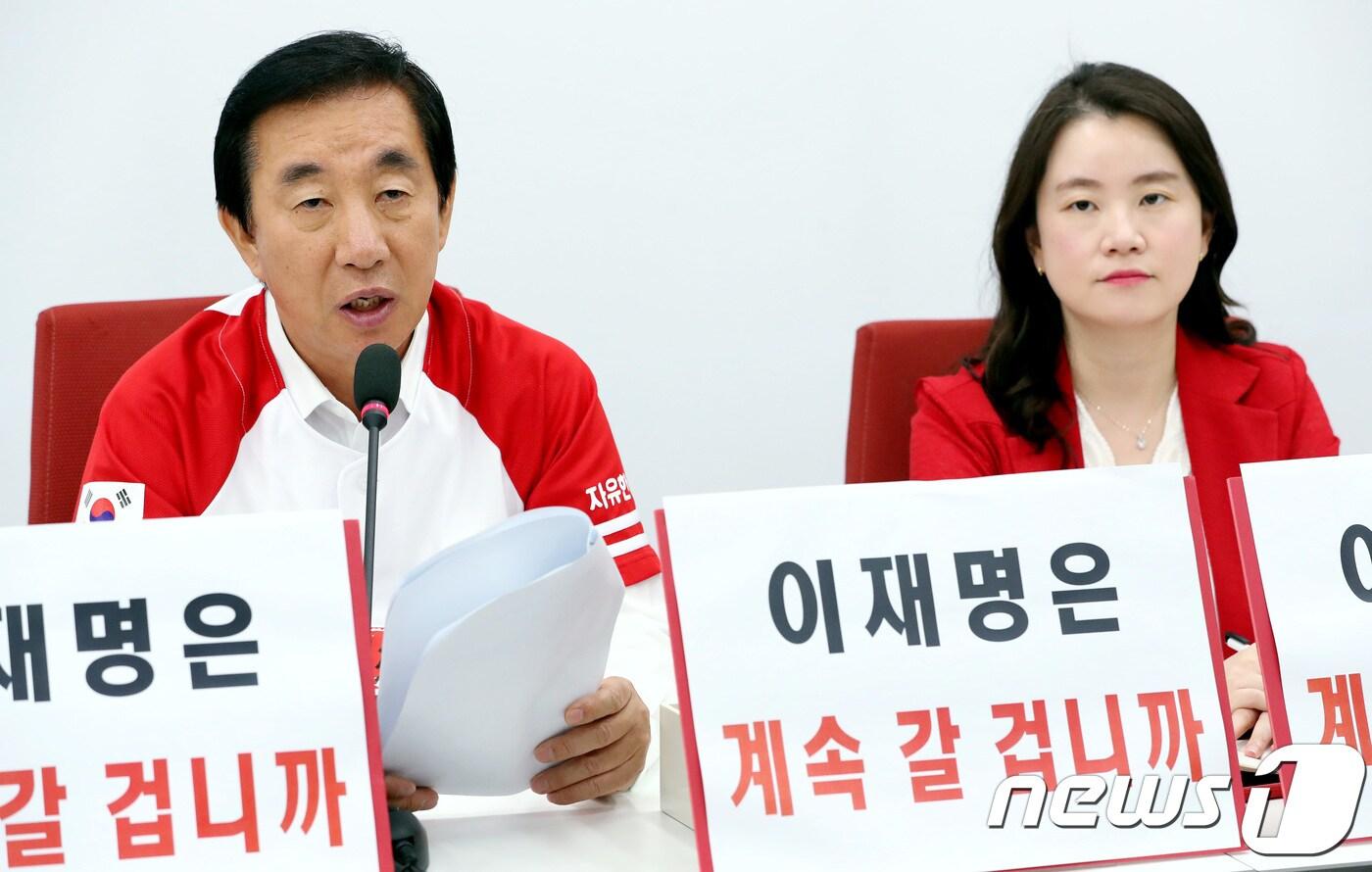 본문 이미지 - 김성태 자유한국당 원내대표(중앙선대위 공동위원장)가 12일 오전 서울 여의도 국회 원내대표실에서 현안관련 기자회견을 하고 있다. 뉴스1 ⓒ News1 박정호 기자