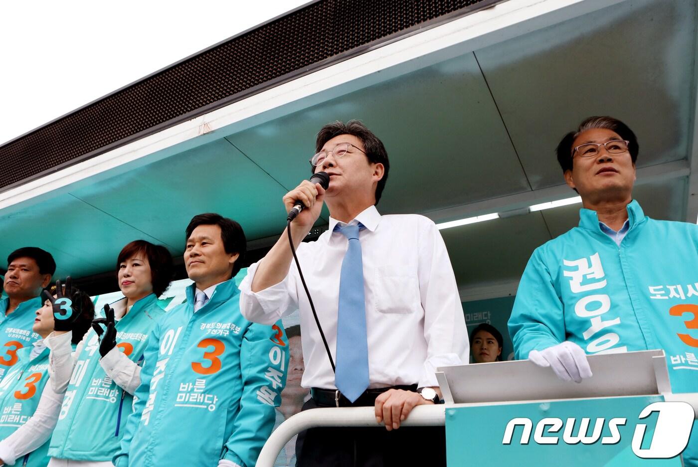 유승민 바른미래당 공동대표가 12일 경북 안동시 옥야동 중앙 신시장을 찾아 권오을 경북도지사 후보와 안동지역 출마 후보자들의 지원유세에 나서고 있다. 2018.6.12/뉴스1 ⓒ News1 피재윤 기자