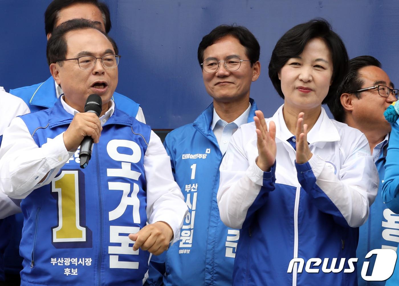 본문 이미지 - 추미애 더불어민주당 상임선대위원장이 12일 오전 부산 서면교차로에서 오거돈 부산시장 후보 지원유세를 하고 있다. 2018.6.12/뉴스1 ⓒ News1 여주연 기자