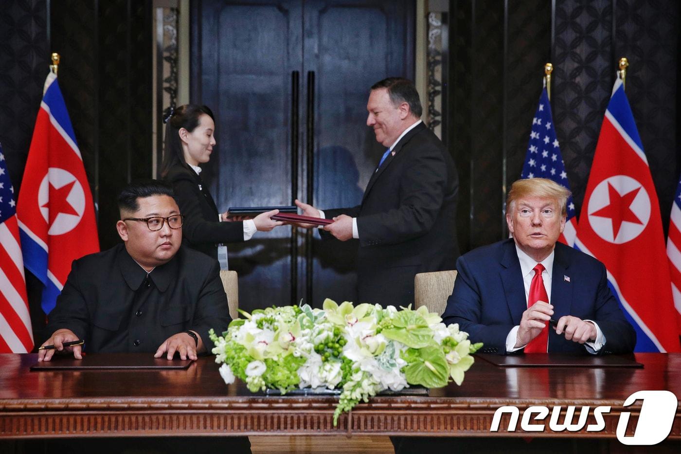 본문 이미지 - 도널드 트럼프 미국 대통령과 김정은 북한 노동당 총비서.(싱가포르통신정보부 제공) 2018.6.12 ⓒ 뉴스1