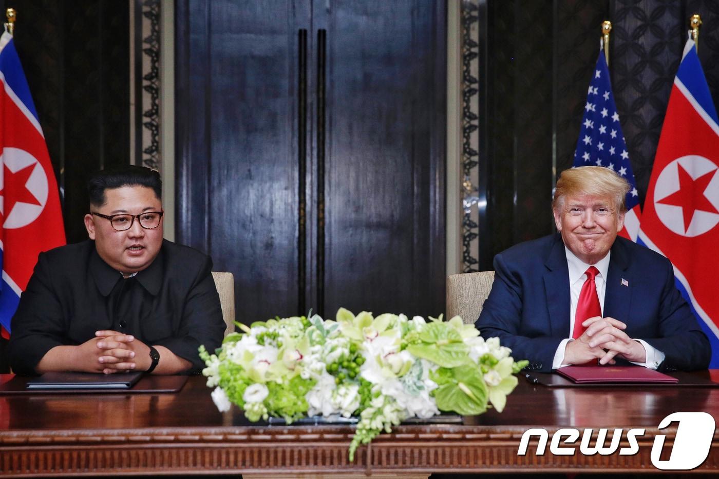김정은 북한 노동당 총비서와 도널드 트럼프 미국 대통령이 2018년 6월 12일 싱가포르 센토사 섬 카펠라 호텔에서 북미정상회담 공동합의문에 서명을 마친 뒤 소감을 밝히고 있다. &#40;싱가포르통신정보부 제공&#41; 2018.6.12/뉴스1