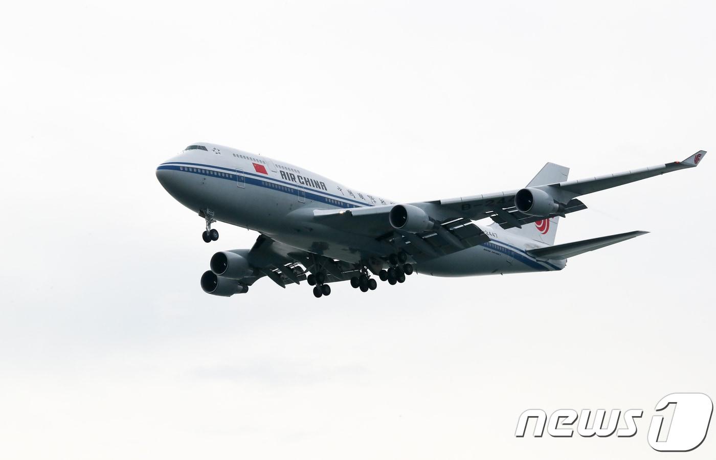 본문 이미지 - 에어차이나 항공기가 공항에 도착하고 있다..2018.6.12/뉴스1 ⓒ News1 허경 기자