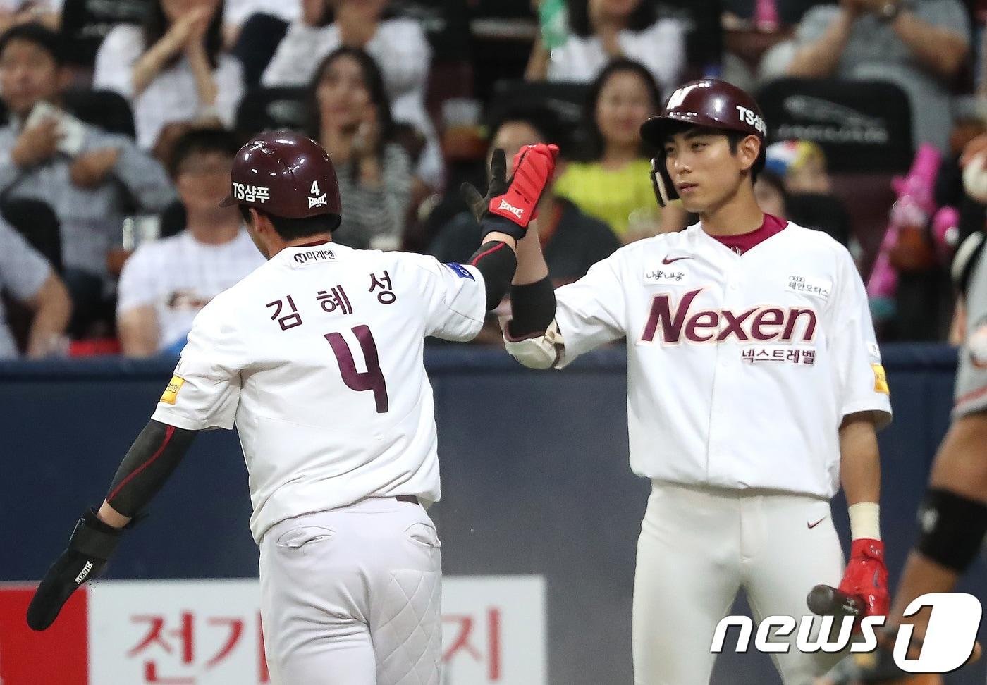 본문 이미지 - 키움 히어로즈 김혜성(왼쪽)과 이정후. /뉴스1 ⓒ News1 임세영 기자