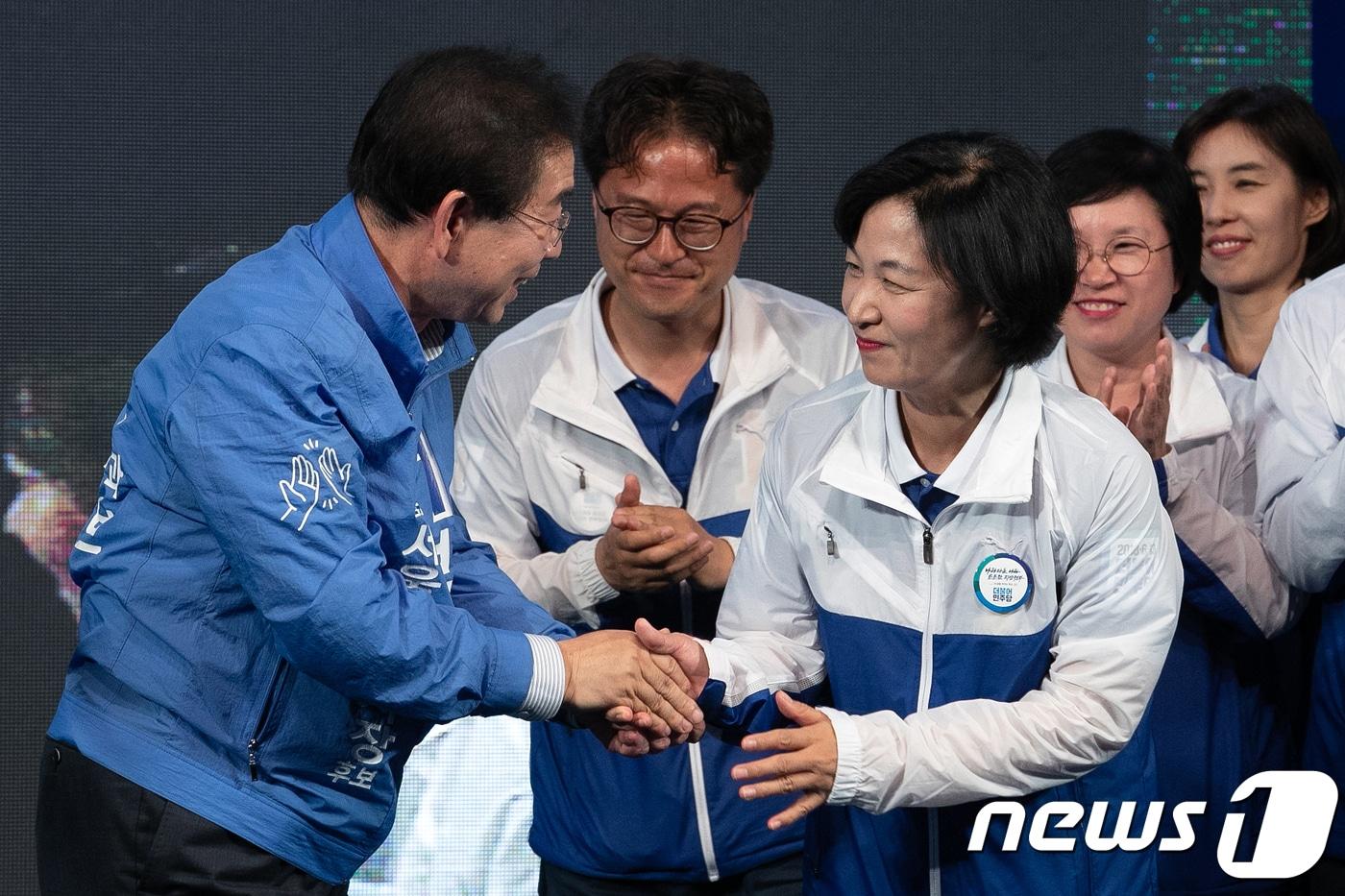 본문 이미지 - 박원순 더불어민주당 서울시장 후보가 12일 오후 서울 중구 명동 거리에서 열린 집중유세에서 추미애 대표와 악수하고 있다. 2018.6.12/뉴스1 ⓒ News1 이승배 기자
