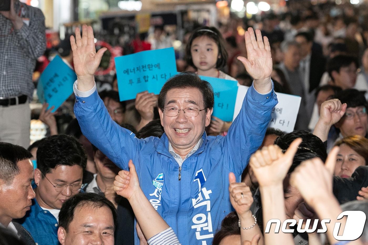 본문 이미지 - 박원순 더불어민주당 서울시장 후보가 12일 오후 서울 중구 명동 거리에서 열린 집중유세에서 지지를 호소하고 있다. 2018.6.12/뉴스1 ⓒ News1 이승배 기자