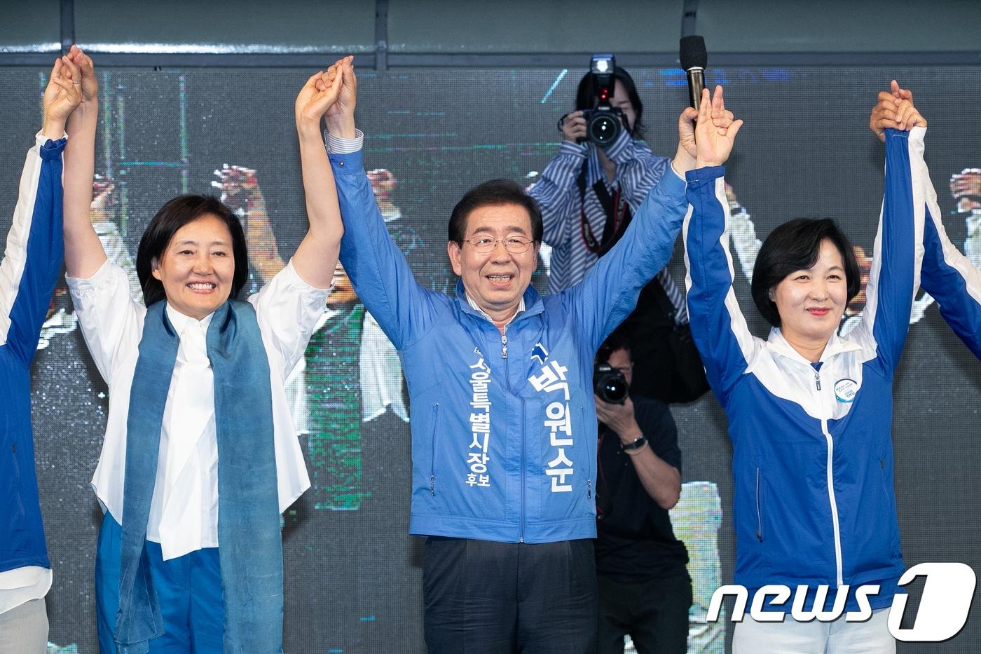 본문 이미지 - 박원순 더불어민주당 서울시장 후보가 12일 오후 서울 중구 명동 거리에서 열린 집중유세에서 추미애 대표를 비롯한 의원들과 지지를 호소하고 있다. 2018.6.12/뉴스1 ⓒ News1 이승배 기자