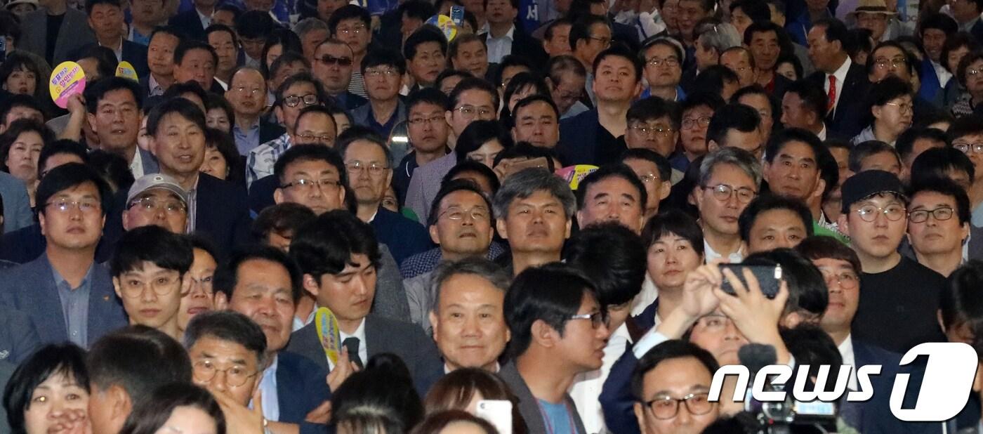 본문 이미지 - 지난해 6월12일 오후 유권자들이 부산 부산진구 서면 금강제화 앞에서 열린 6·13 지방선거 투표 전 마지막 집중유세를 바라보고 있다. 2018.6.12/뉴스1 ⓒ News1 여주연 기자