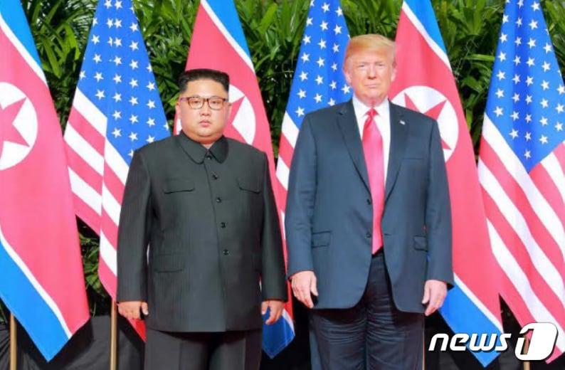 본문 이미지 - 북한 노동신문이 김정은 북한 국무위원장과 도널드 트럼프 미국 대통령의 12일(싱가포르 현지시간) 싱가포르 센토사 섬 카펠라 호텔에서 140여 분에 걸친 단독·확대정상회담과 정상회담 공동합의문 채택을 13일 보도했다. (노동신문) 2018.6.13/뉴스1 ⓒ News1 이승배 기자