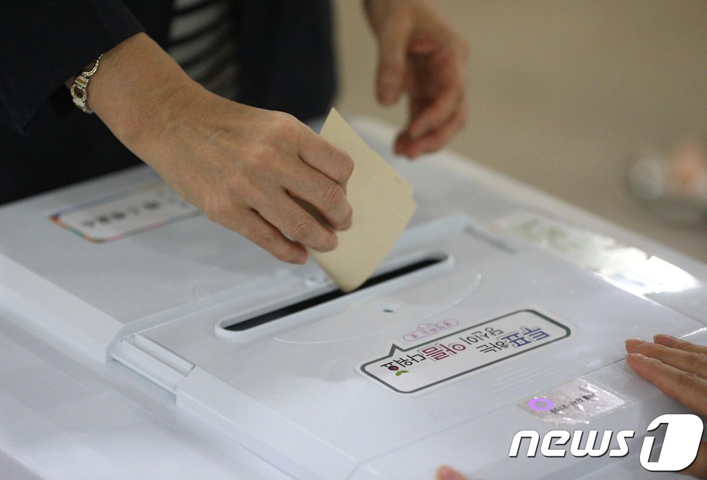 6·13 지방선거 투표일인 13일 오전 서울 강서구 강서한강자이아파트에 마련된 가양1동 제6투표소를 찾은 시민들이 투표하고 있다. 2018.6.13/뉴스1 ⓒ News1 신웅수 기자