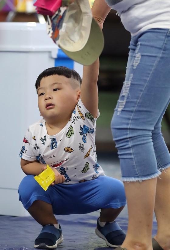 본문 이미지 - 뗑깡 부리는 아이. ‘뗑깡’의 순화어는 ‘생떼’입니다. (뉴스1 자료사진)