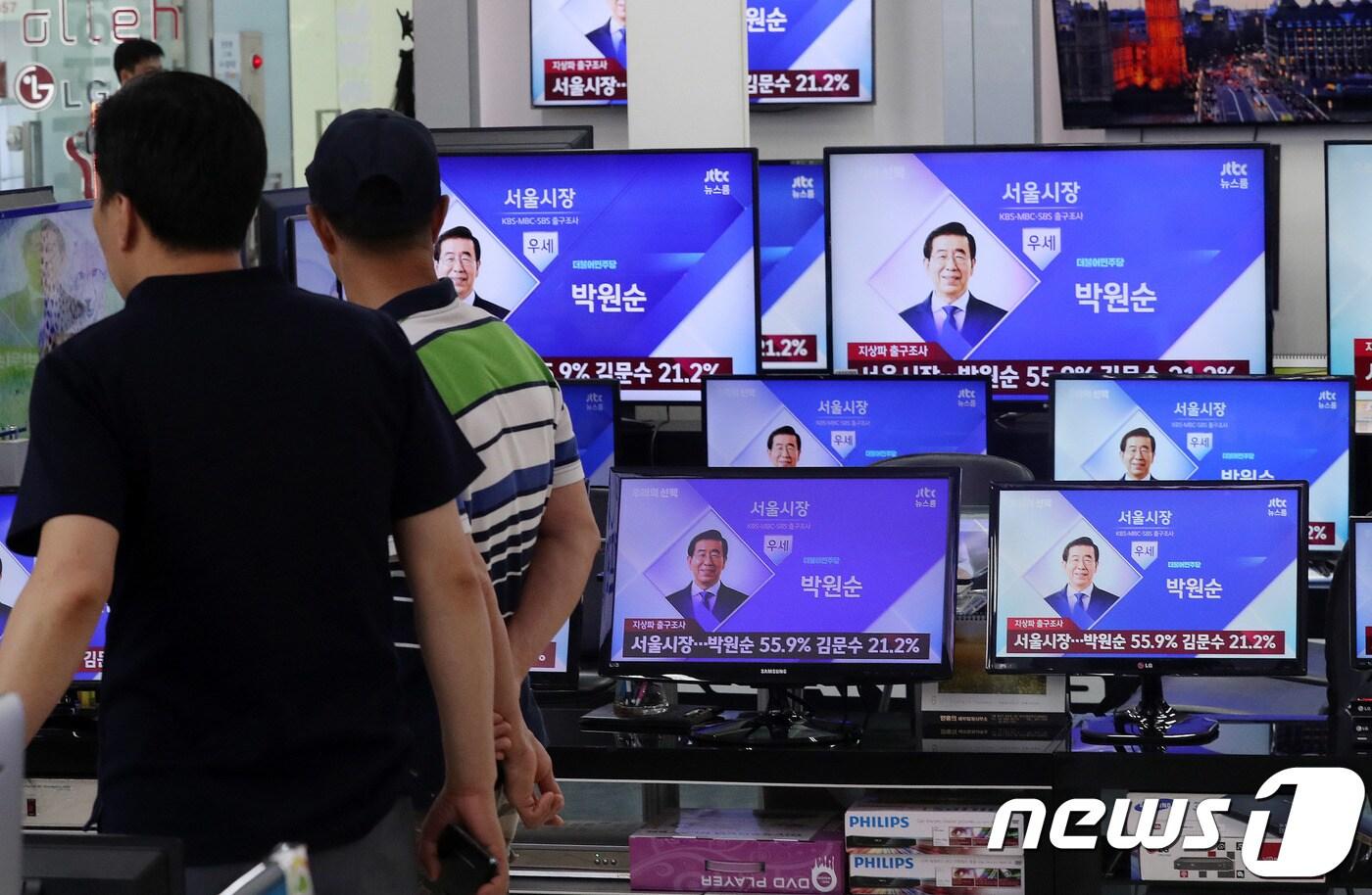 본문 이미지 - 6·13 지방선거 투표일인 13일 오후 서울 용산구 전자랜드에서 시민들이 개표방송을 바라보고 있다. 2018.6.13/뉴스1 ⓒ News1 박세연 기자