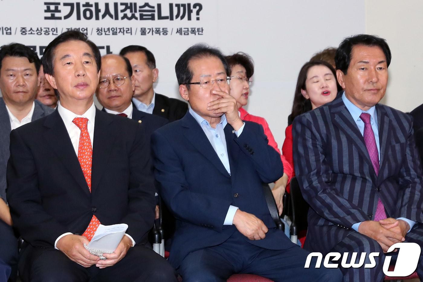 본문 이미지 - 홍준표 자유한국당 대표와 김성태 원내대표를 비롯한 지도부. 뉴스1 ⓒ News1 박정호 기자