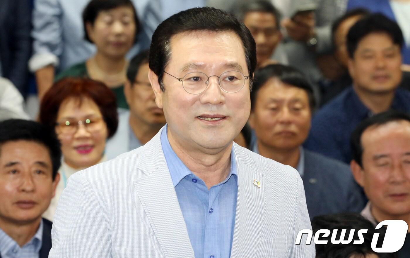 본문 이미지 - 이용섭 광주시장 후보가 6·13전국동시지방선거 투표일인 13일 오후 광주 서구 이 후보 선거사무실에서 6·13 지방선거 방송사 출구조사결과 소감을 밝히고 있다.2018.6.13/뉴스1 ⓒ News1 남성진 기자
