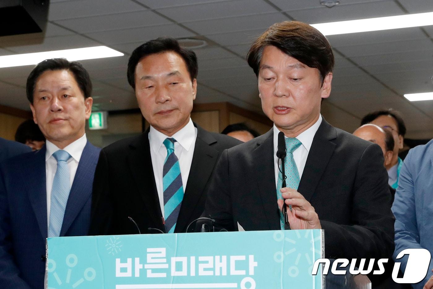 본문 이미지 - 안철수 바른미래당 서울시장 후보가 지난 13일 오후 서울 여의도 당사를 찾아 6·13 지방선거 방송사 출구조사 결과에 대한 입장을 밝히고 있다. 뉴스1 ⓒ News1 안은나 기자