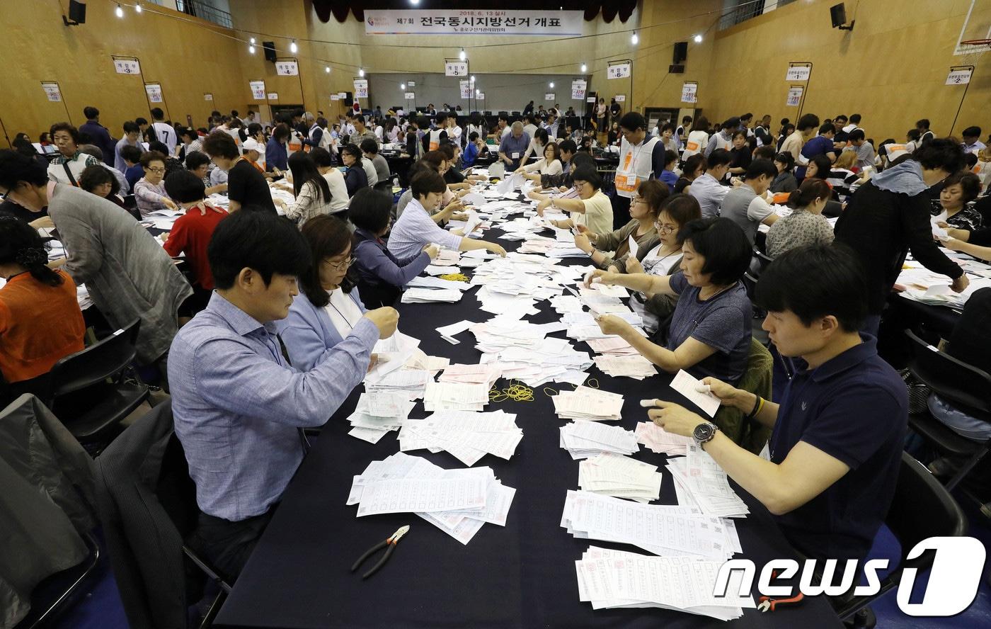 본문 이미지 - 6·13 지방선거 투표일인 13일 오후 서울 청운동 경기상업고등학교에 마련된 종로구 개표소에서 개표사무원들이 투표지 분류 작업을 하고 있다. 2018.6.13/뉴스1 ⓒ News1 박세연 기자