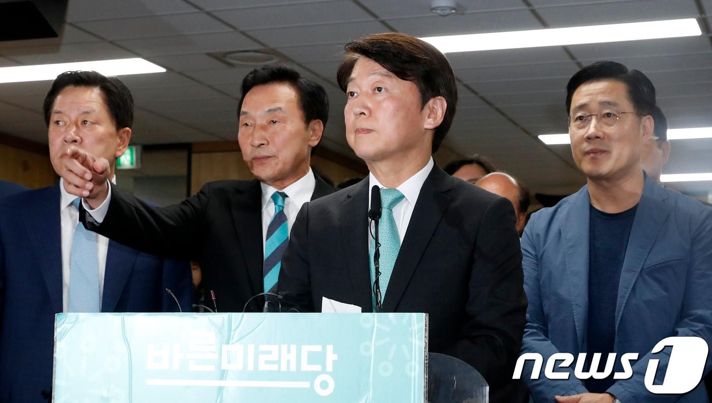 안철수 바른미래당 서울시장 후보가 13일 오후 서울 여의도 당사를 찾아 6·13 지방선거 방송사 출구조사 결과에 대한 입장을 밝히고 있다 2018.6.13/뉴스1 ⓒ News1 안은나 기자