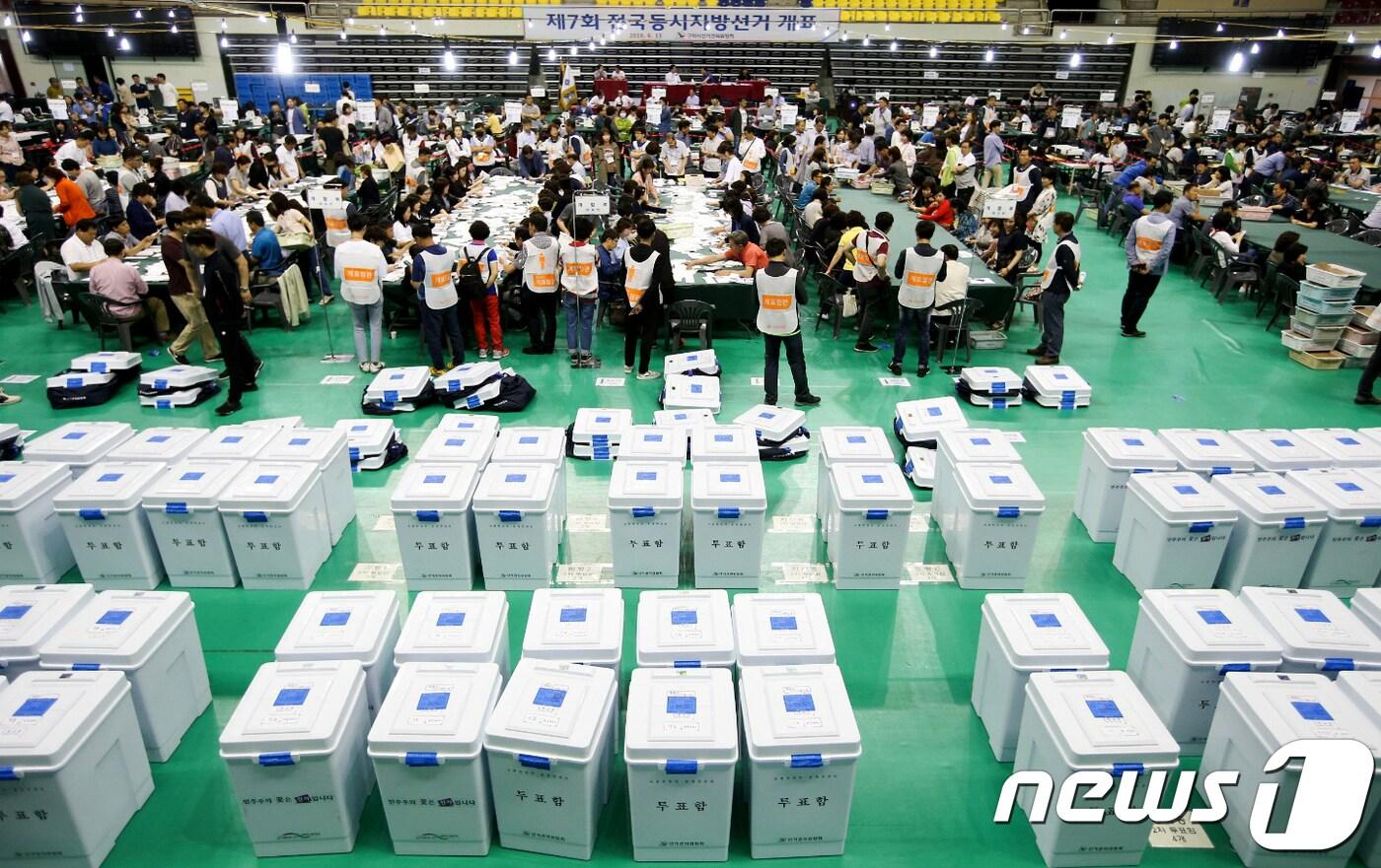 본문 이미지 - 6·13 지방선거 개표작업 모습. 뉴스1 ⓒ News1 정우용 기자