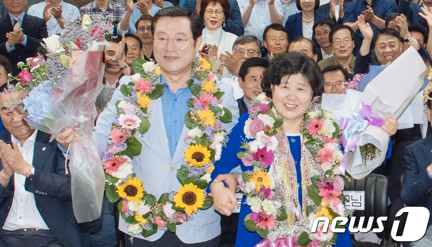 본문 이미지 - 이용섭 더불어민주당 광주시장 후보가  6·13 지방선거에서 당선이 확실하자 선거사무실에서 꽃목걸이를 목에 건채 부인과 함께 기뻐하고 있는 모습 ⓒ News1 