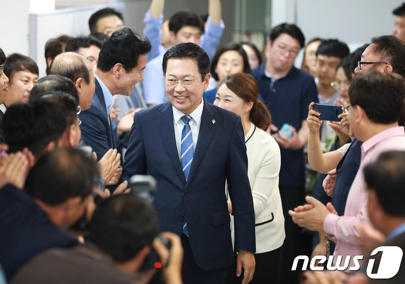 본문 이미지 - 박남춘 더불어민주당 인천시장 후보가 13일 6·13 지방선거에서 당선이 확실하자 인천시 남구 주안 캠프에 마련된 개표 상황실에서 캠프관계자들에게 인사를 하고 있다.2018.6.13/뉴스1 ⓒ News1 정진욱 기자