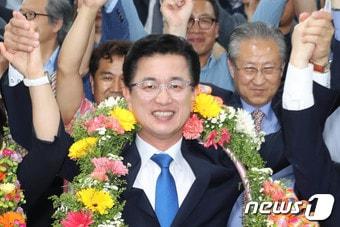 본문 이미지 - 허태정 더불어민주당 대전시장 후보가 13일 오후 대전 서구 선거사무실에서 6·13지방선거에서 당선이 확실시 되자 꽃목걸이를 목에 걸고 기뻐하고 있다. 2018.6.13/뉴스1 ⓒ News1 주기철 기자