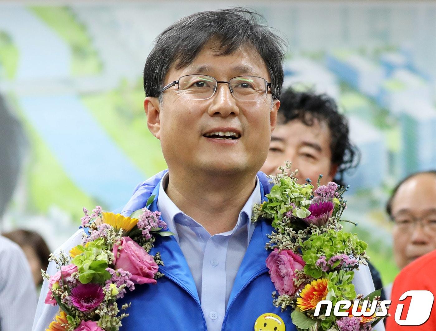 본문 이미지 - 김성환 더불어민주당 노원병 국회의원 후보가 13일 오후 6·13 국회의원 재보궐선거에서 당선이 확실하자 선거사무소에서 소감을 밝히고 있다. 2018.6.13/뉴스1 ⓒ News1 이재명 기자