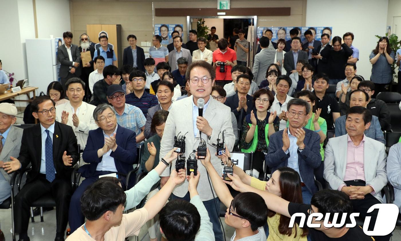 본문 이미지 - 조희연 서울시교육감 당선인이  13일 오후 서울 서대문구 선거사무소에서 제7회 전국동시지방선거 서울시교육감 선거에서 당선이 확실시 되자 소감을 발표하고 있다. /뉴스1  DBⓒ News1 황기선 기자