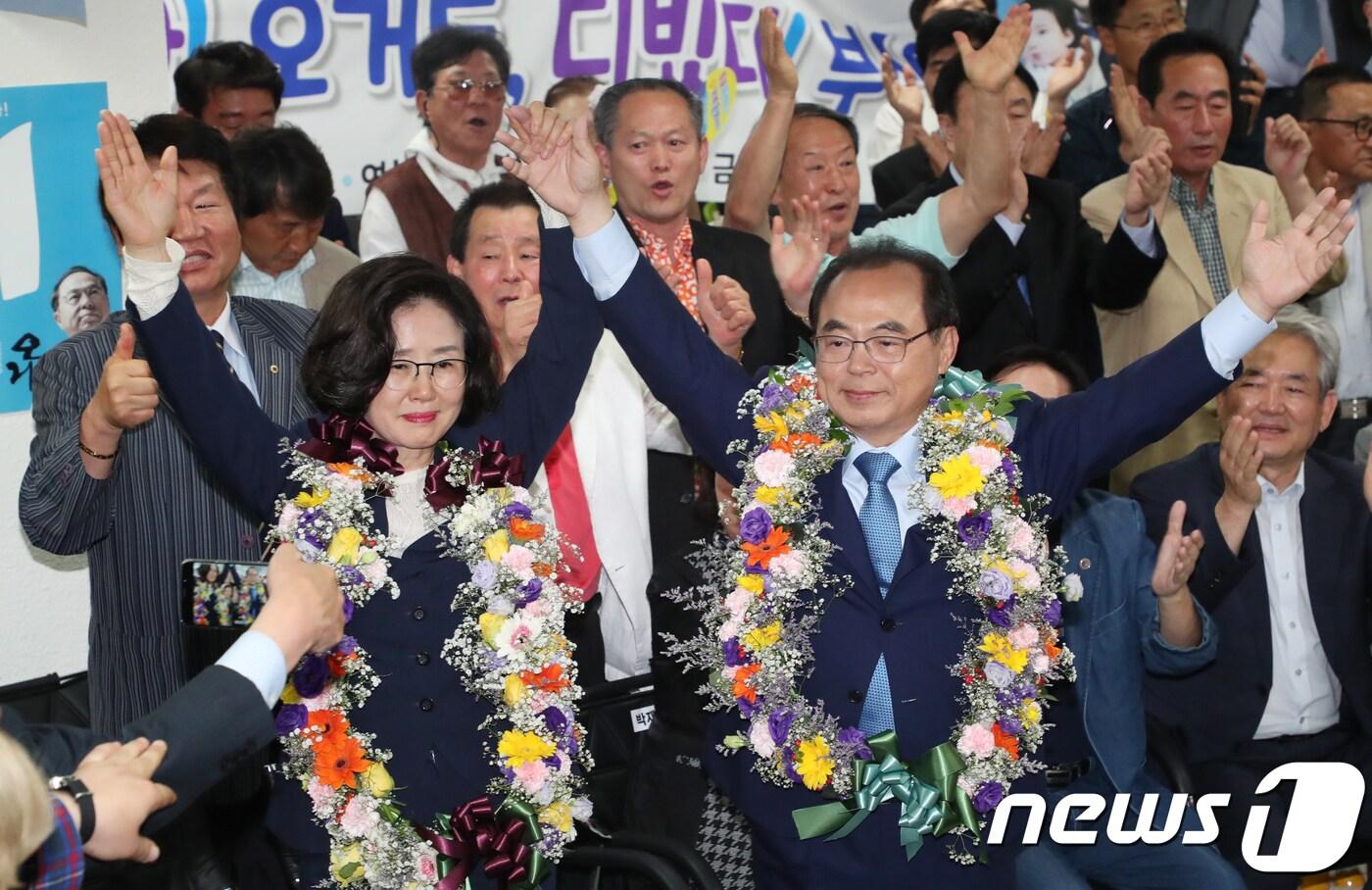 오거돈 더불어민주당 부산시장 후보가 13일 오후 부산 부산진구 선거사무소에서 6.13 지방선거 당선이 확실시되자 부인 심상애씨와 꽃 목걸이를 걸고 기쁨의 세리머니를 하고 있다. 2018.6.13/뉴스1 ⓒ News1 여주연 기자