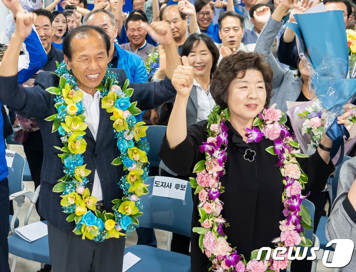 본문 이미지 - 최문순 더불어민주당 강원도지사 후보와 부인 이순우 여사가 13일 오후 강원 춘천시 더불어민주당 강원도당에서 6·13 지방선거 강원도지사 당선이 확실시되자 꽃목걸이를 걸고 환호하고 있다. 2018.6.13/뉴스1 ⓒ News1 하중천 기자
