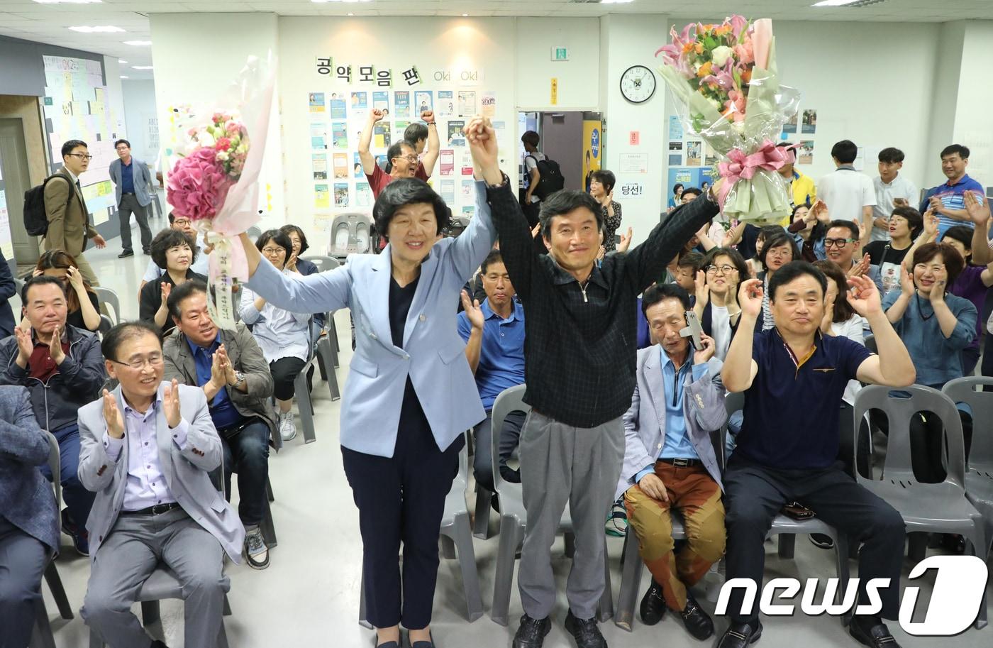 노옥희 울산교육감 후보와 남편 천창수씨가 13일 오후 울산 남구 번영로 선거사무소에서 노 후보의 당선이 확실시되자 꽃다발을 들고 세리머니를 하고 있다. 2018.6.13/뉴스1 ⓒ News1 조민주 기자
