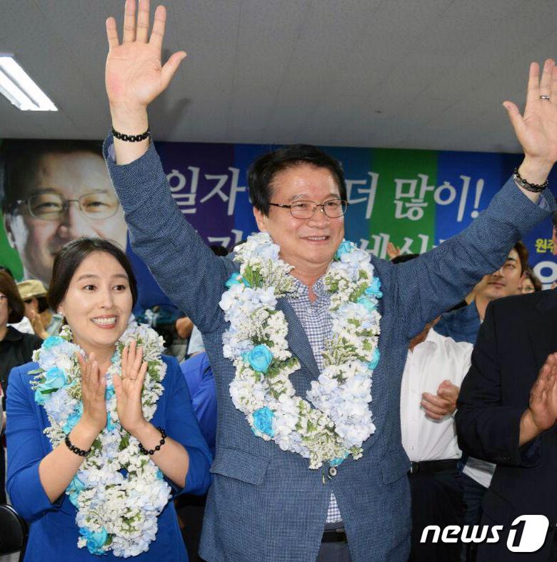 본문 이미지 - 원창묵 더불어민주당 원주시장 후보와 부인 김문숙 여사가 13일 오후 원주 무실동 일원에 위치한 선거캠프에서 당선이 확실시 되자 꽃목걸이를 목에 걸고 기뻐하고 있다. 2018.6.13/뉴스1 ⓒ News1 노정은 기자