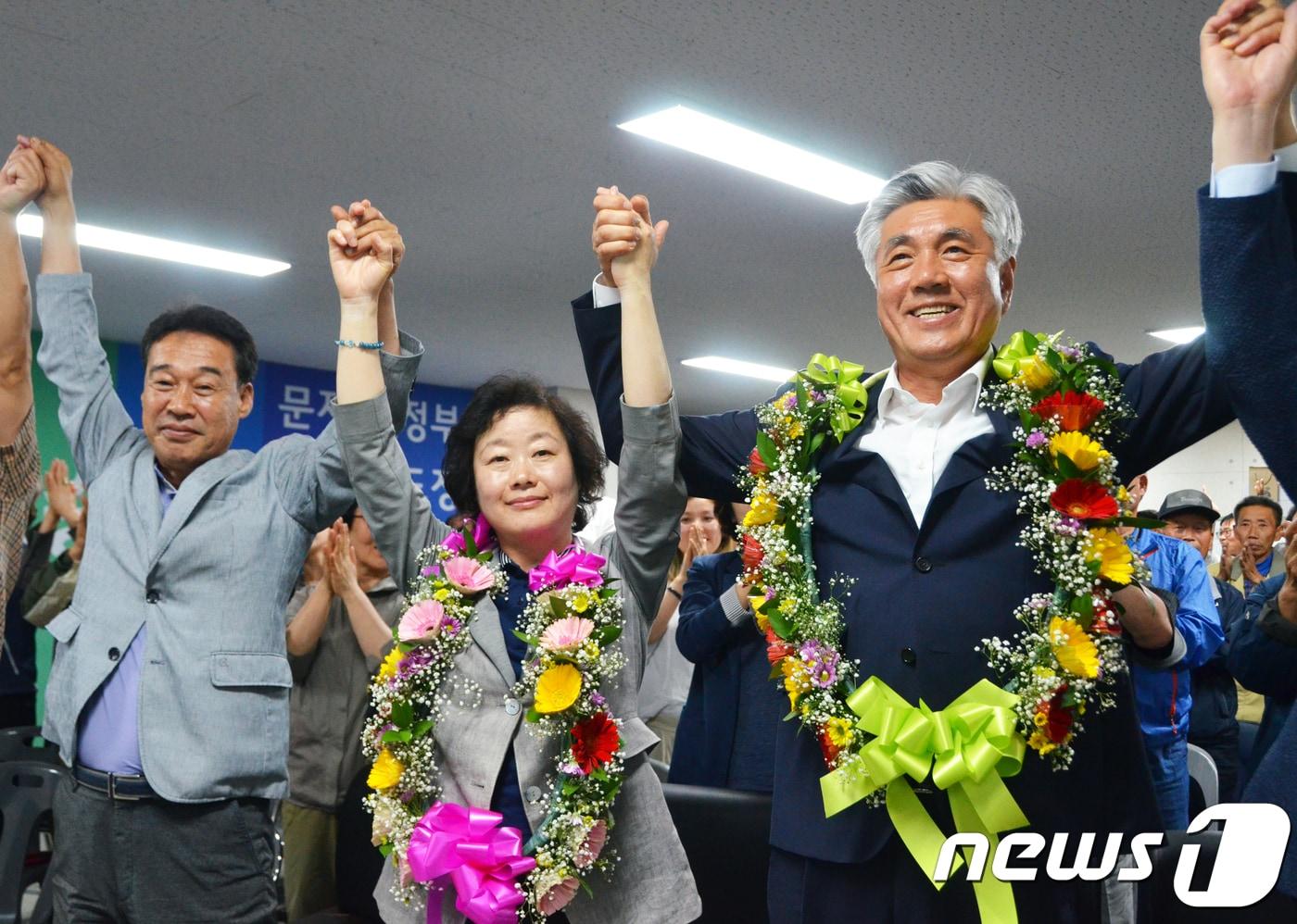 본문 이미지 - 최승준 더불어민주당 정선군수 후보가 13일 오후 강원도 정선군 정선읍 최 후보 선거사무소에서 6·13 지방선거 정선군수 당선이 확실시되자 꽃목걸이를 걸고 환호하고 있다. 2018.6.13/뉴스1 ⓒ News1 박하림 기자