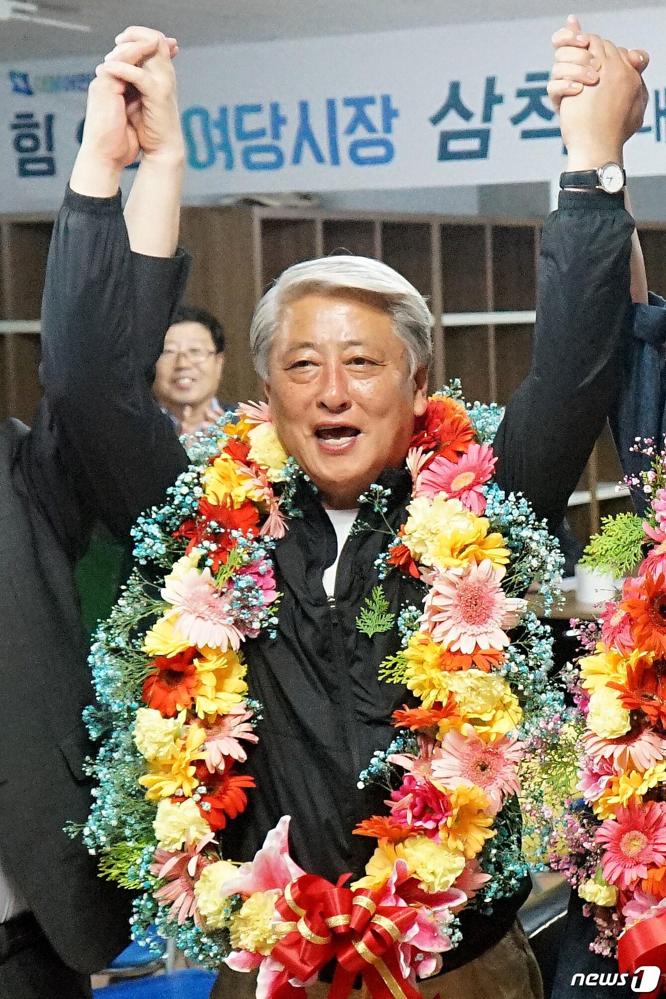 본문 이미지 - 김양호 더불어민주당 강원도 삼척시장 후보가 13일 삼척시 대학로 내 자신의 선거캠프에서 당선이 확실시되자 지지자들의 축하를 받으며 만세를 외치고 있다. 2018.6.14/뉴스1 ⓒ News1 서근영 기자