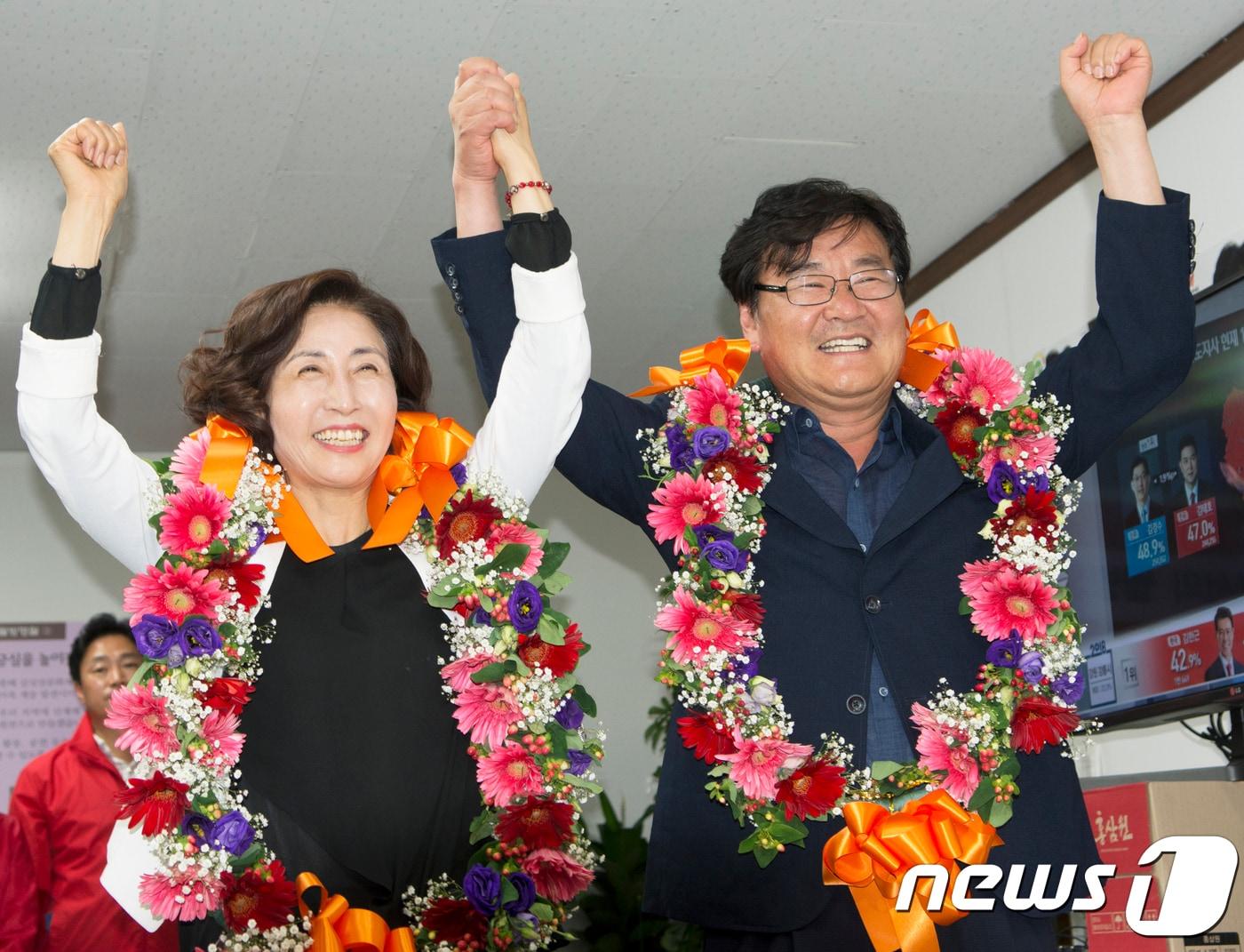본문 이미지 - 최명서 자유한국당 영월군수 당선인이 13일 오후 강원도 영월군 최 후보 선거사무소에서 6·13 지방선거 영월군수 당선이 확실시되자 꽃목걸이를 걸고 환호하고 있다. 2018.6.13/뉴스1 ⓒ News1 박하림 기자
