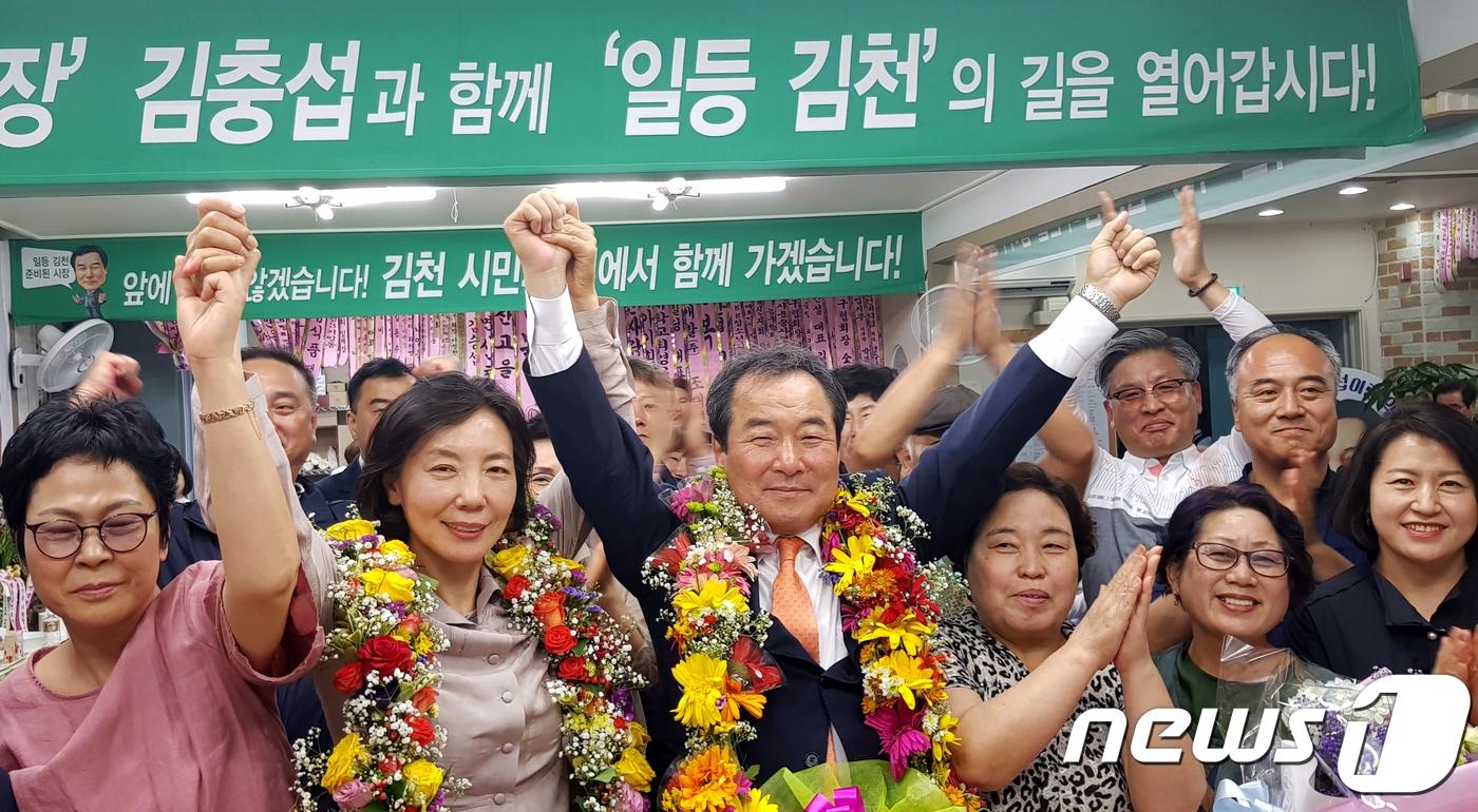 본문 이미지 - 14일 오전 자유한국당의 김응규 후보를 따돌리고 경북 김천시장에 당선된 무소속 김충섭(63) 후보가 선거사무실에서 지지자들이 걸어 준 축하 화환을 목에 걸고 기뻐하고 있다..2018.6.14/뉴스 ⓒ News1 정우용 기자